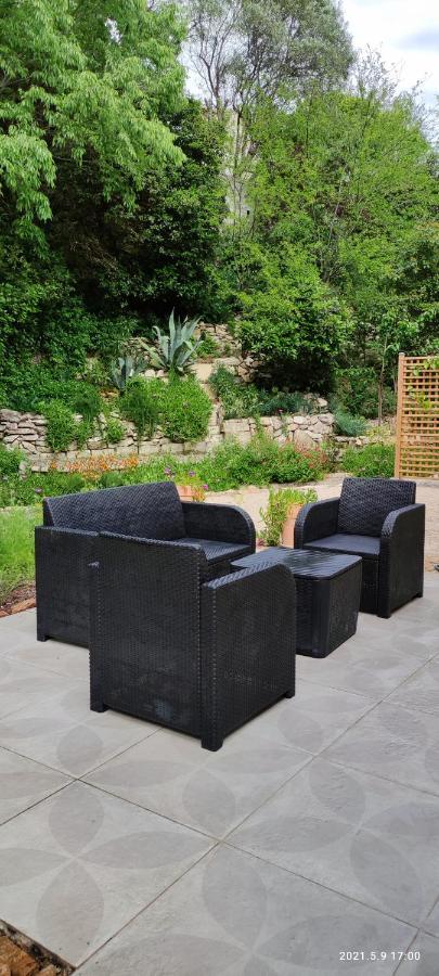 Belle Dependance De 30M2 Avec Terrasse Et Jardin Daire Villeneuve-lès-Avignon Dış mekan fotoğraf