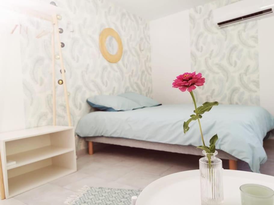Belle Dependance De 30M2 Avec Terrasse Et Jardin Daire Villeneuve-lès-Avignon Dış mekan fotoğraf