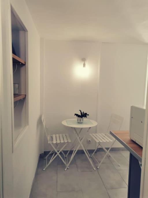 Belle Dependance De 30M2 Avec Terrasse Et Jardin Daire Villeneuve-lès-Avignon Dış mekan fotoğraf