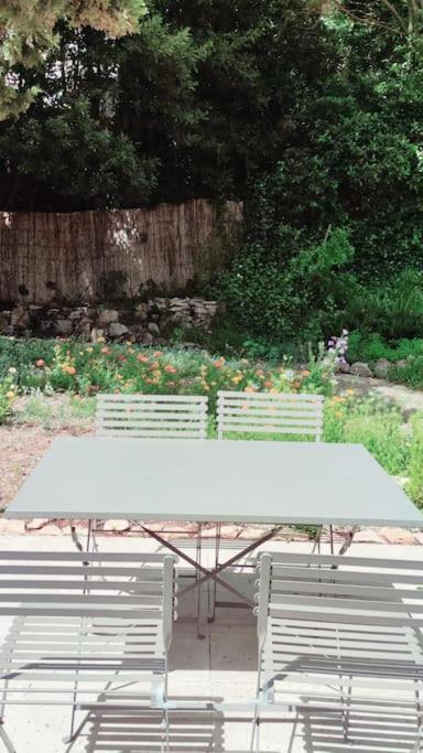 Belle Dependance De 30M2 Avec Terrasse Et Jardin Daire Villeneuve-lès-Avignon Dış mekan fotoğraf